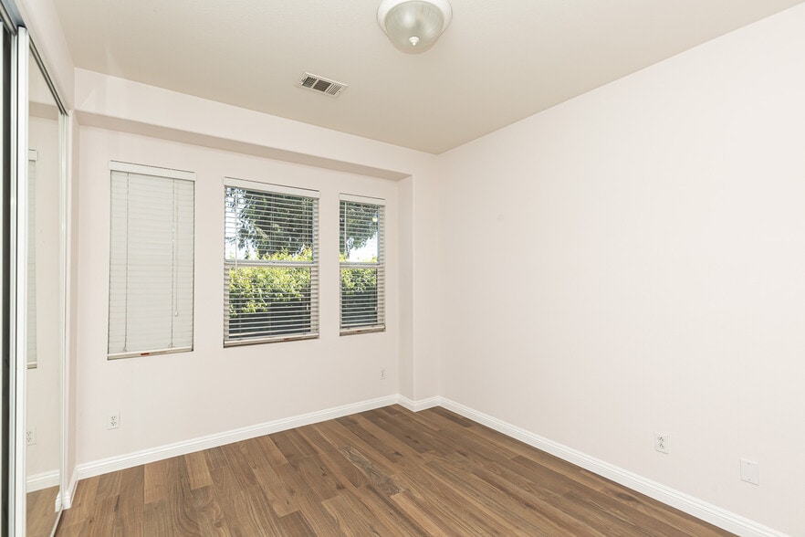 Building Photo - 425 S Meadowbrook Dr