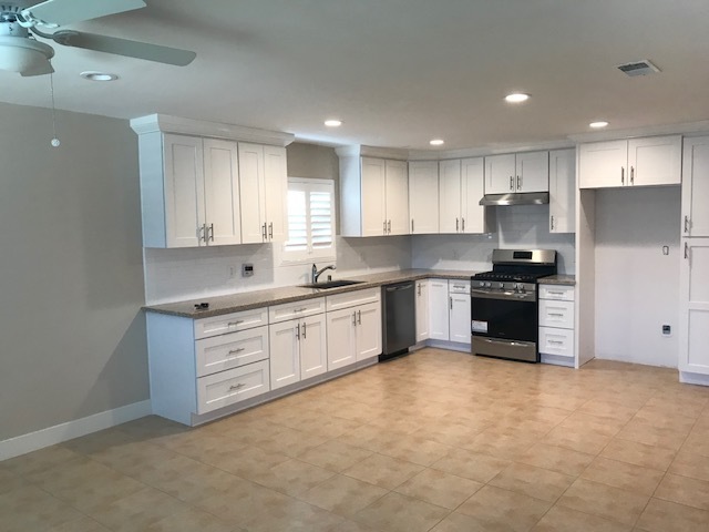 Building Photo - MOVE-IN READY 3+2 w/open floorplan + upgra...