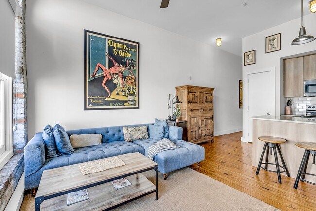 Interior Photo - 219 W Broughton St