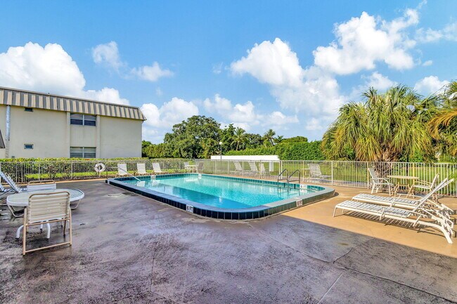 Building Photo - 10789 N Military Trl