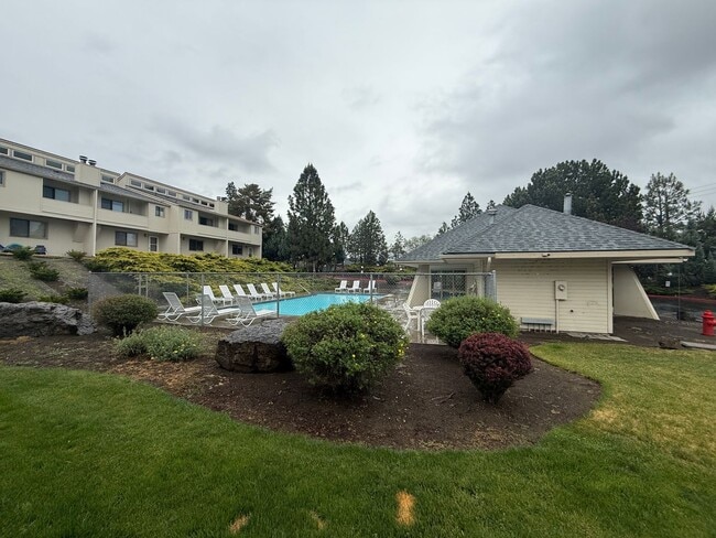 Building Photo - 2 Bed/2.5 Bath Townhome with Garage, Pool and Tennis Court