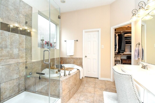 Building Photo - 1446 Sherwood Park Cir