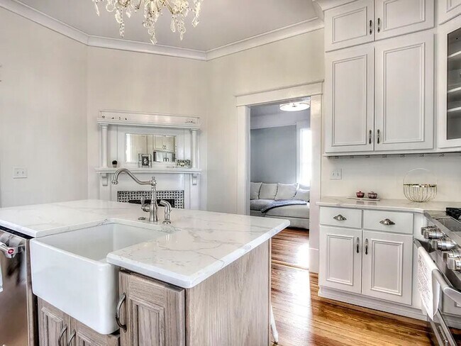 Building Photo - 3 Bedrooms, 2 Bathrooms - Home close to Do...