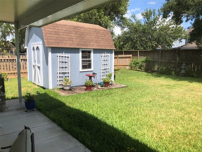 Building Photo - 306 Cres View St