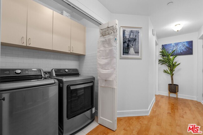 Building Photo - 411 N Oakhurst Dr