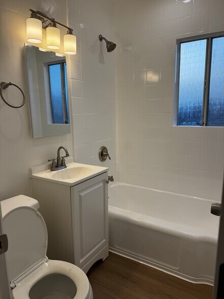bathroom - 905 Sartori Ave