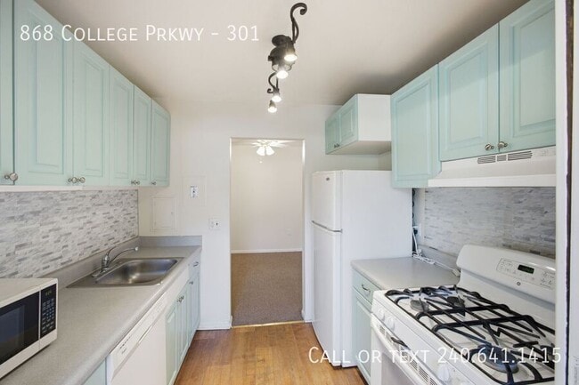 Building Photo - 868 College Pkwy