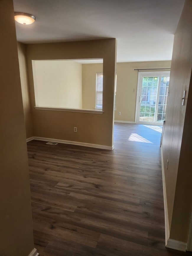 Building Photo - Patriot's Ridge 2 Bd / 1.5 Bth Condo in Ce...