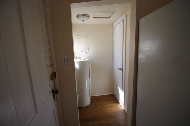 Building Photo - 831 Midland Ave