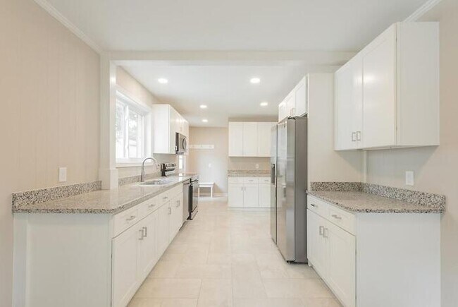 Building Photo - Spacious 4 Bedroom Home in West End Manor – Available April 10 – $2,600/mo