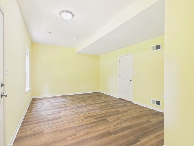 Building Photo - Spacious Townhouse on Mapleton Blvd.