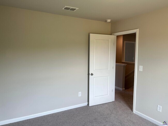 Building Photo - 464 Hawthorn Trail