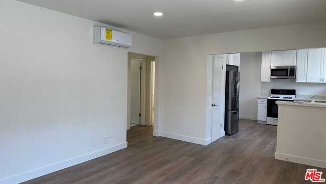 Building Photo - 517 S Kenmore Ave