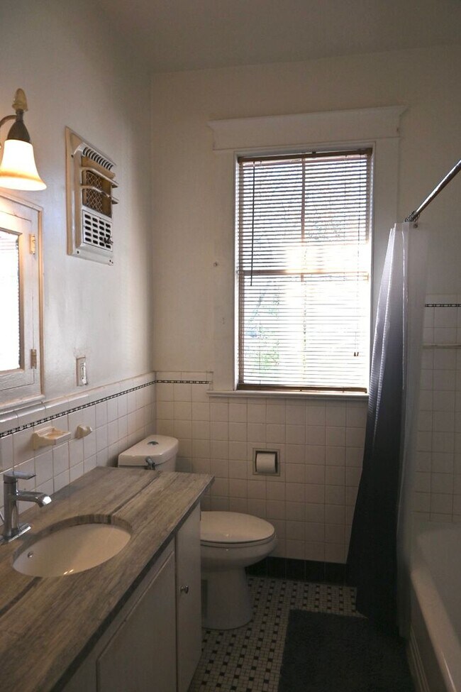 Building Photo - 3316 Upperline St