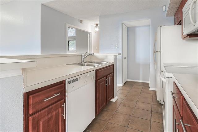 Building Photo - 3420 Country Club Dr W