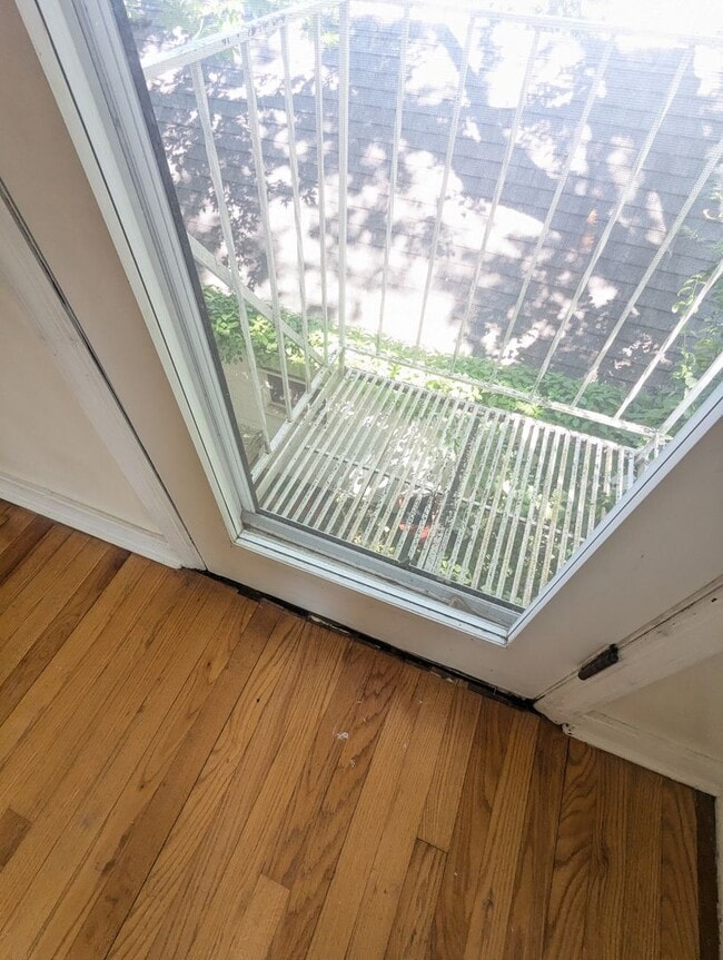 Building Photo - Large 1 Bedroom Plus Den