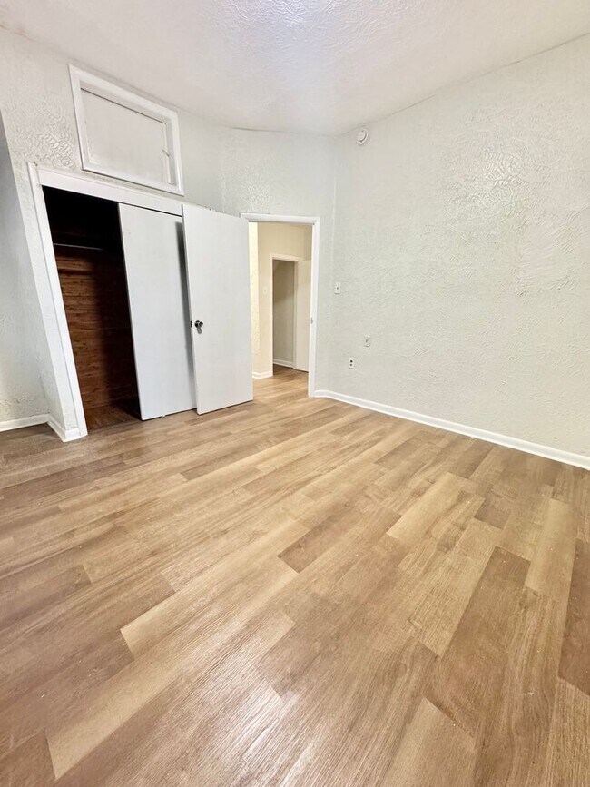 Building Photo - 5027 Walnut St