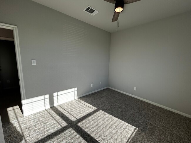 Building Photo - 3BR/2BA single-family home with fenced yard and attached garage in Jarrell, TX.