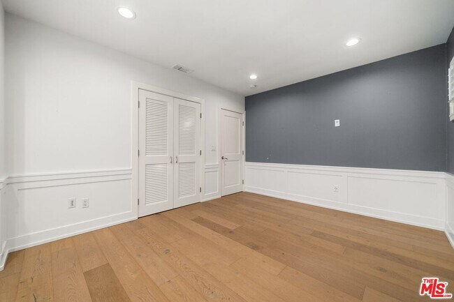 Building Photo - 2400 S Beverly Dr