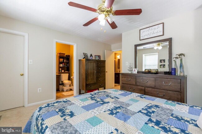 Building Photo - Stylish and Spacious Townhome with Open Floor Plan and Updated Kitchen