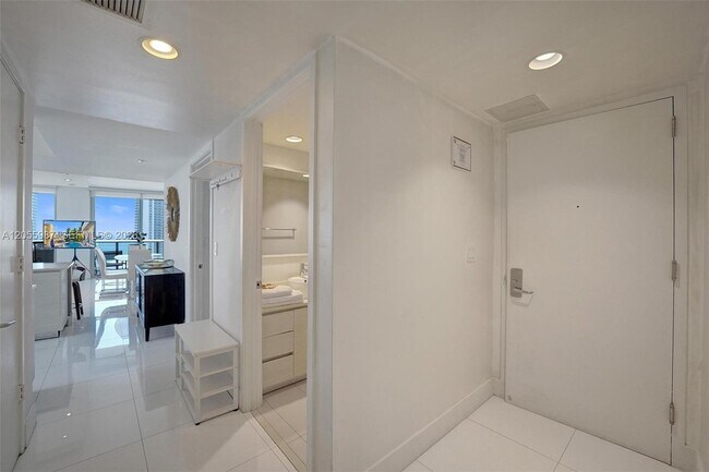Building Photo - 2600 E Hallandale Beach Blvd