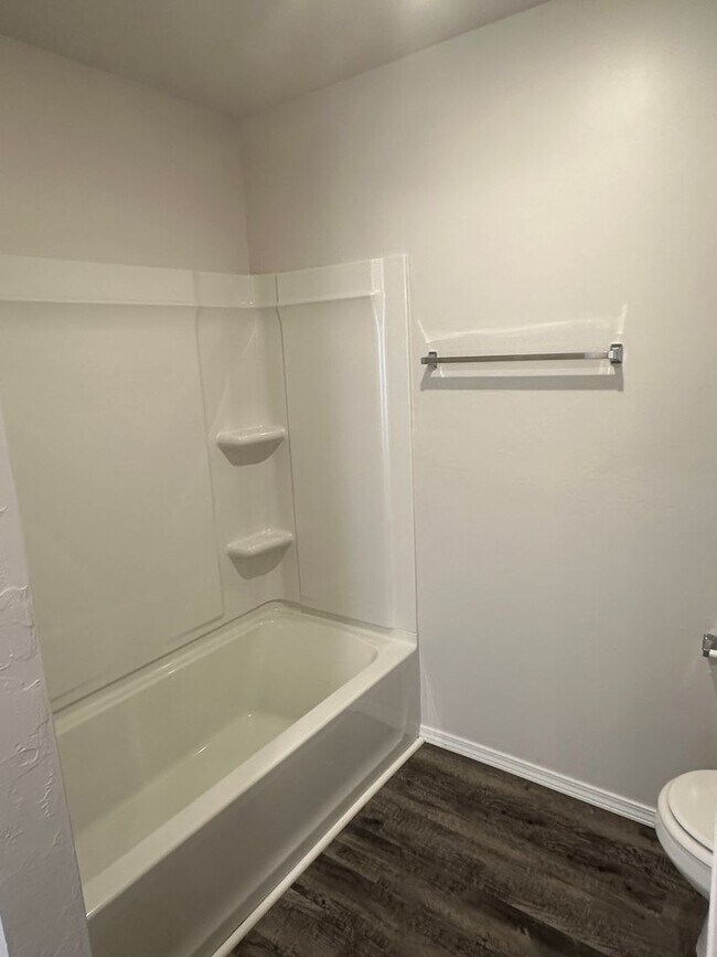 Building Photo - Preleasing Now! Spacious 3-Bed, 2-Bath Home in Yukon