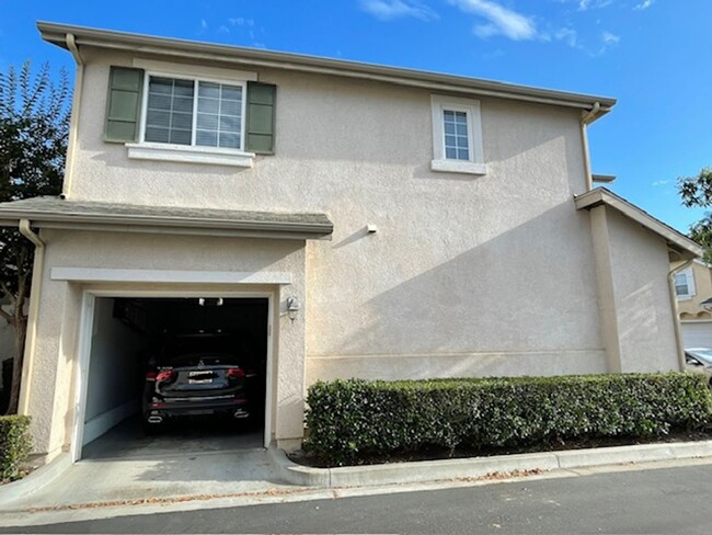 Building Photo - Beautiful 4 bedroom home in heart of Aliso...