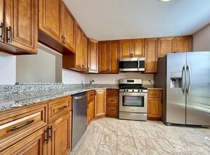 Building Photo - 250 Bromley Pl