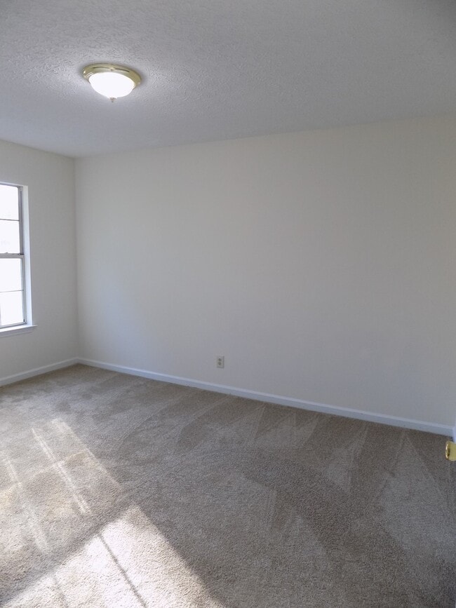 Building Photo - 3 Bedroom Home Close to Georgia Southern's...