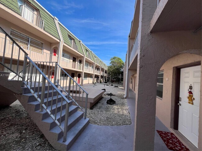 Building Photo - 1100 SE 4th Ave