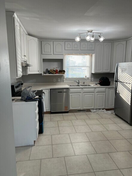 Building Photo - 639 N College Rd