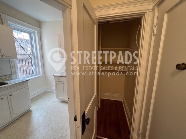 Building Photo - bedroom in Boston MA 02215