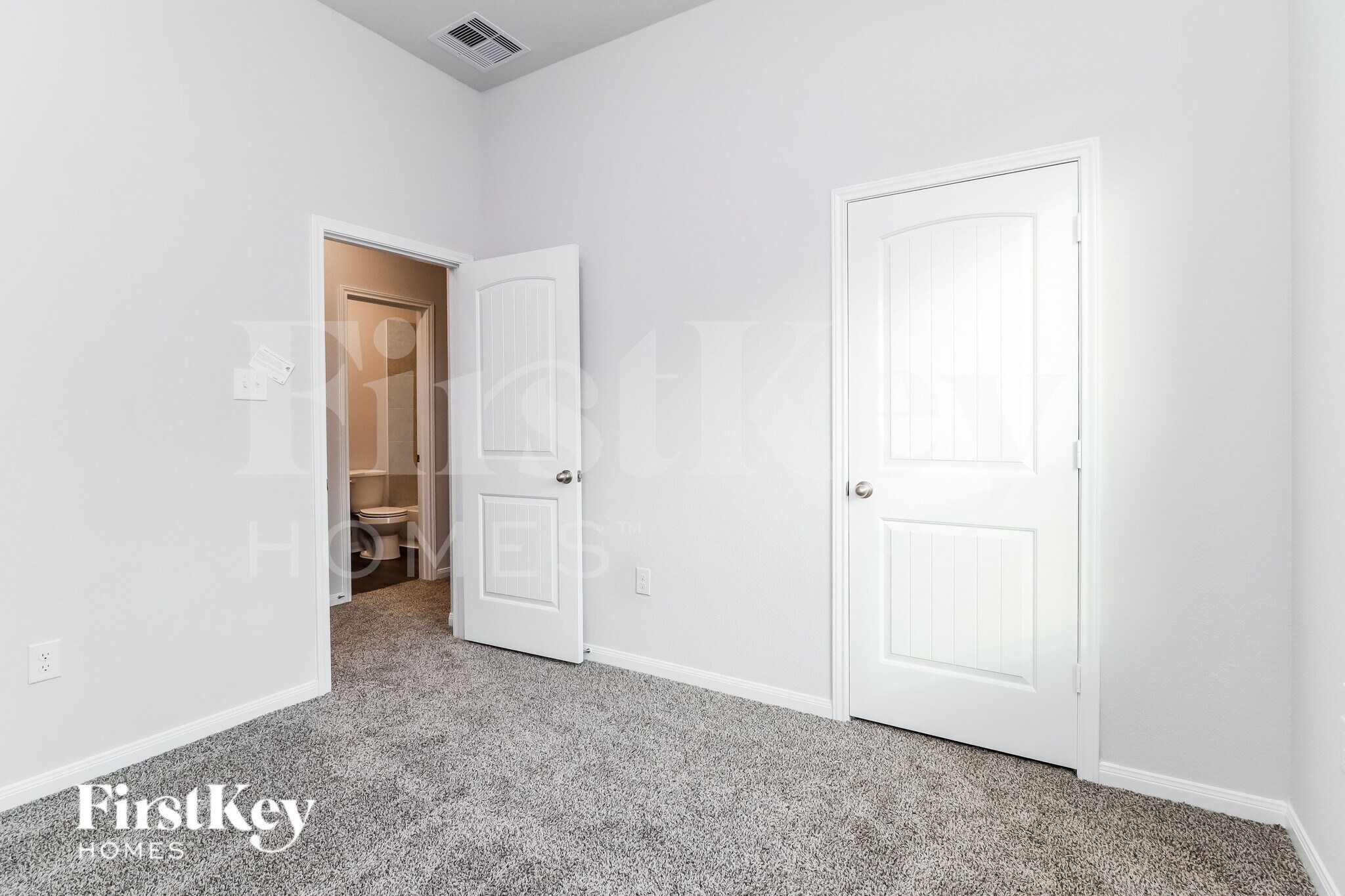 Building Photo - 14735 Country Club Dr