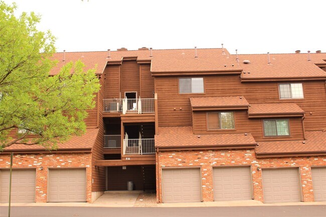 Building Photo - Huge 1 bedroom Condo With Loft, Walking Distance From Belmar! Available Mid July!!
