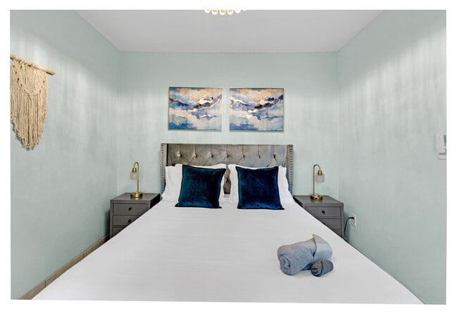 Building Photo - 425 NE 105th St