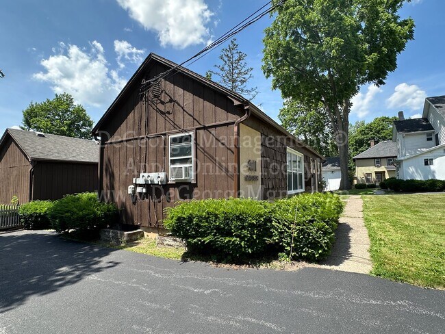 Building Photo - 2 Bedroom 1 Bath Ranch Apartment Home with washer dryer hookups for rent in Newark, NY