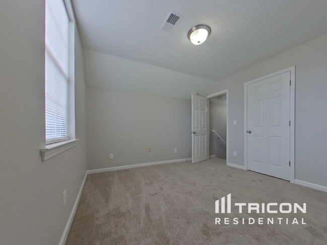Building Photo - 819 Chablis Dr