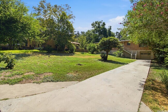 Building Photo - 207 Canyon Dr