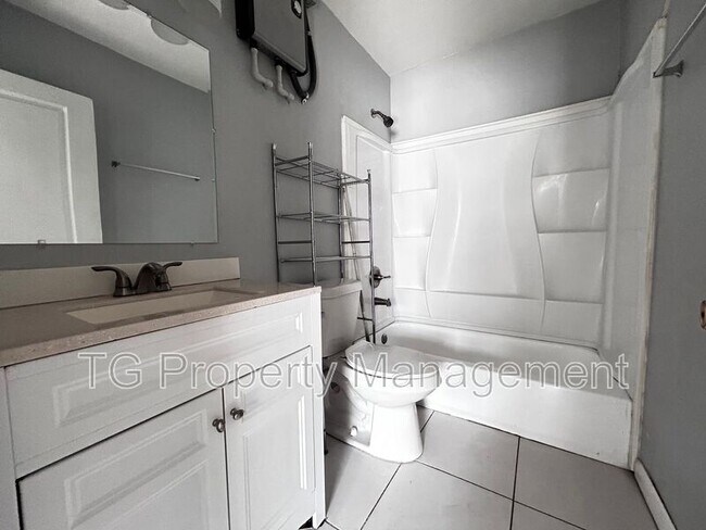 Building Photo - 2057 Brackland St
