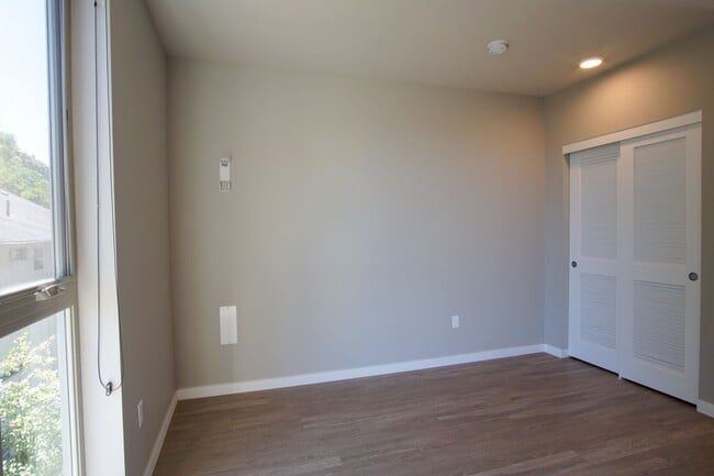 Building Photo - Sellwood 3rd Floor-Studio w W/D & 1 WEEK F...