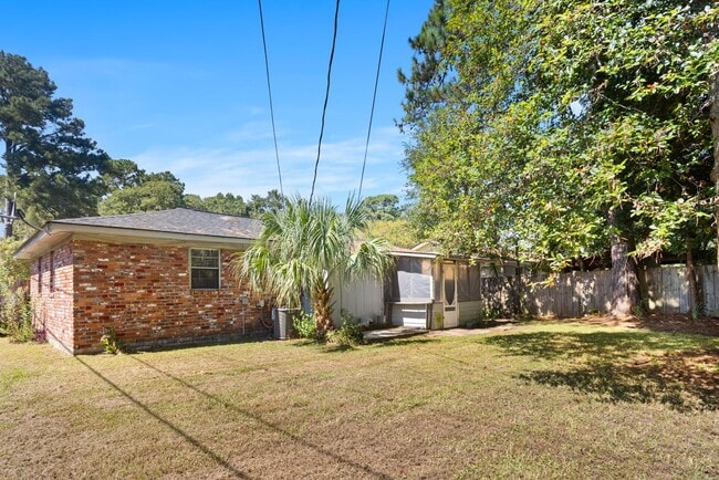 Building Photo - Charming 3 Bedroom/1.5 Bath home on Wilmington Island.