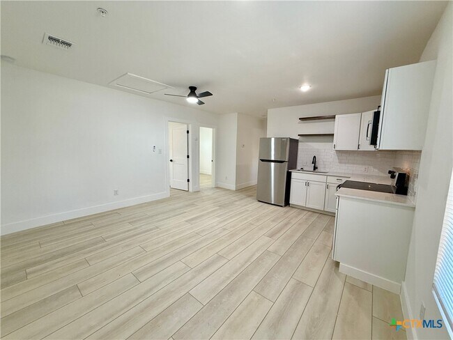 Building Photo - 2204 W San Antonio St