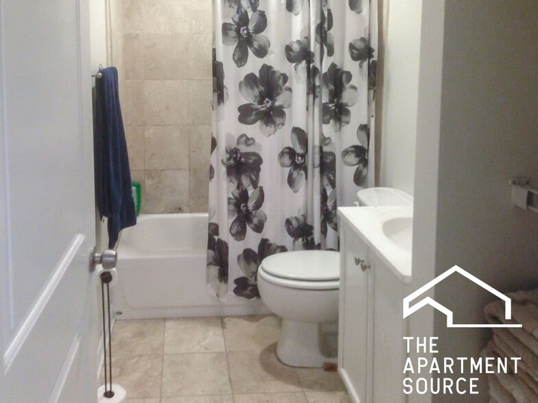 Building Photo - 3926 N Pine Grove Ave