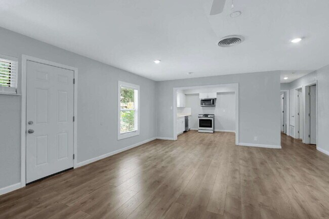 Building Photo - Charming and Spacious 4 Bedroom Home with ...
