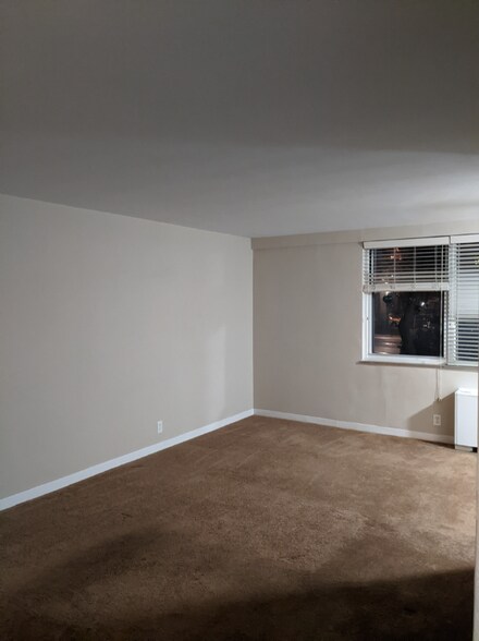 Building Photo - 11850 Edgewater Dr