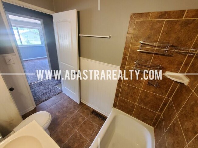 Building Photo - Beautiful Ranch Home in the Northland-Available NOW!!