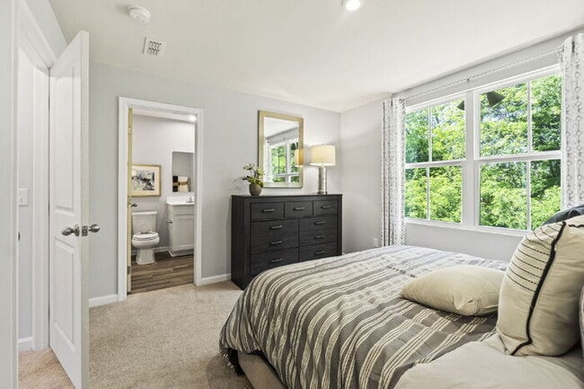 Building Photo - Modern End-Unit 3 BD/2.5 BA Greenville Tow...