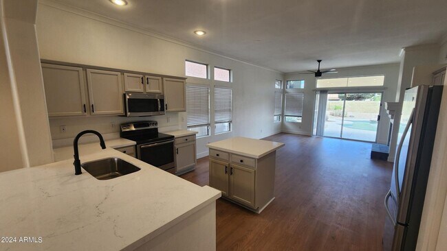 Building Photo - 2050 W Boulder Ct