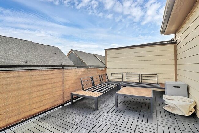 Building Photo - Stunning 3BD/3.5BA End Unit w/ City Views ...