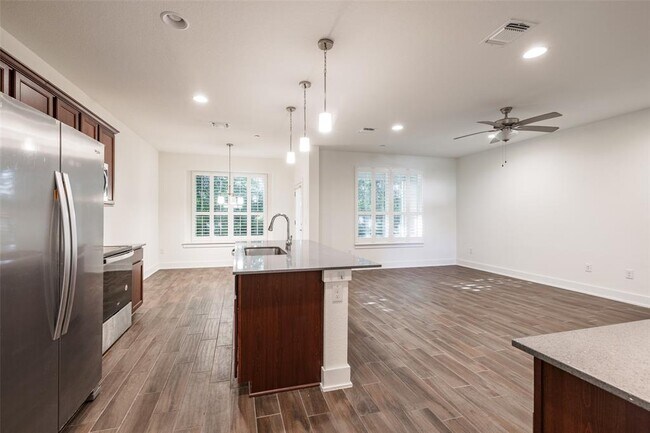 Building Photo - 1705 Roseburg Dr